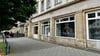 Leere Schaufenster in bester Lage: Auf dem Alten Markt in Magdeburg steht eine Gewerbeeinheit leer, für die sich Gastronomie anbieten würde.