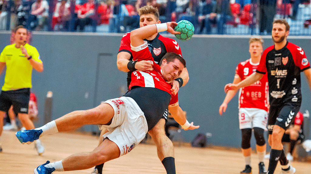 Auch dem dritten Auswärtsgegner trotzte Rot-Weiss Staßfurt um Nils Hähnel (Mitte hinten) Punkte ab - Drittliga-Absteiger HC Burgenland sogar zwei.