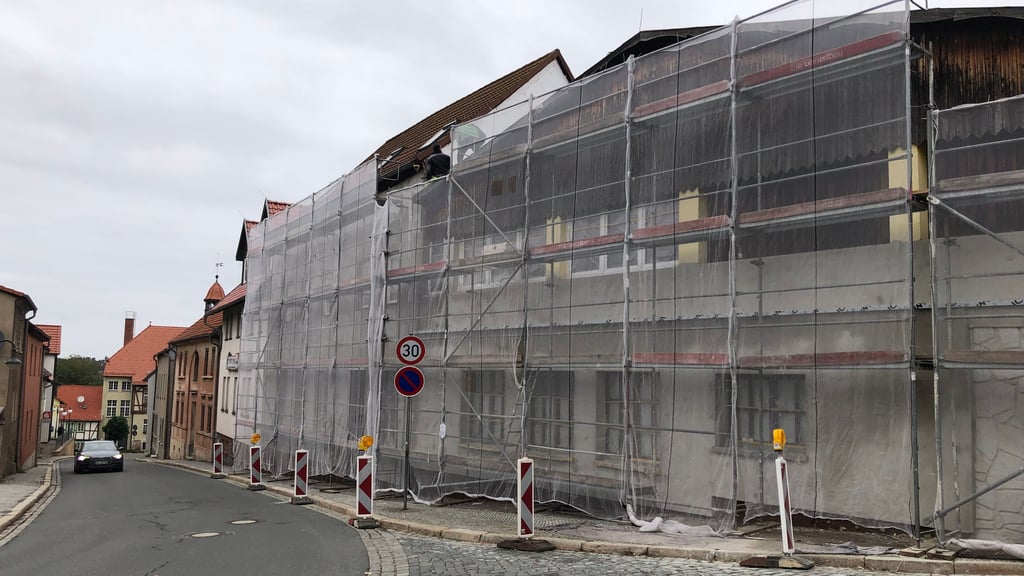 Zur Straßenseite hin eingerüstet: Die Fassade des Gasthofes „Zum Bären" in Gernrode wird neu gestaltet.