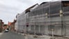 Zur Straßenseite hin eingerüstet: Die Fassade des Gasthofes „Zum Bären" in Gernrode wird neu gestaltet.