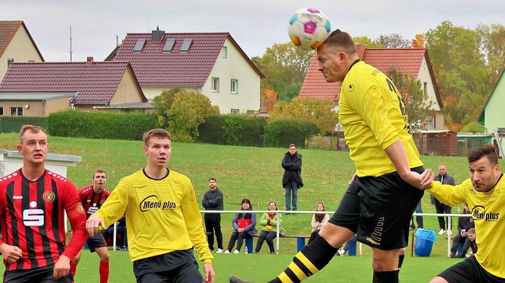 SV Eintracht Emseloh (gelb) schaffte die Überraschung im Landespokal gegen Lok Stendal.