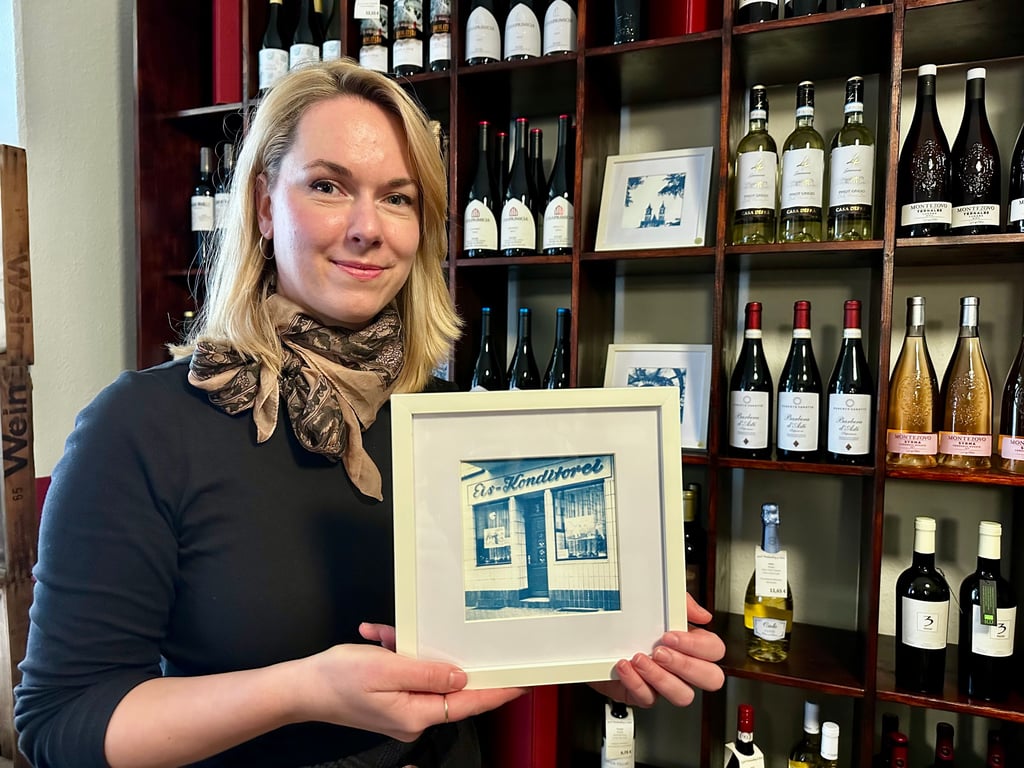 Kunst zwischen edlen Tropfen. Im Weinladen an der Arndtstraße stellt Katrin Freund ihre Werke aus. Die Kunstkurve lädt noch bis 12. Oktober ein.