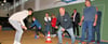Wer ist sportlicher? Mehrere Gemeinderäte von Möser  messen sich hier  mit den Schülern in einem Wettbewerb.