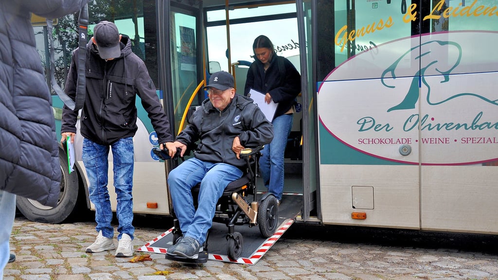 Der Tango-Bus wurde zum ersten Mal von Marcus Graubner getestet. Er hat eine eingebaute Rampe und ist barrierefrei.