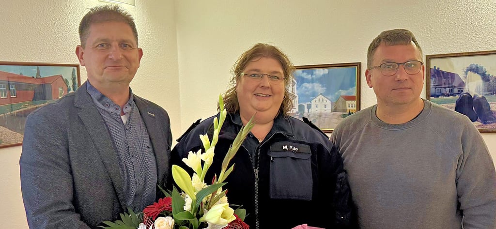 Gemeindebürgermeister Marco Schmoldt, und Ortsbürgermeister Martin Schmidt heißen Martina Ede als neues Mitglied im Orstschaftsrat willkommen.