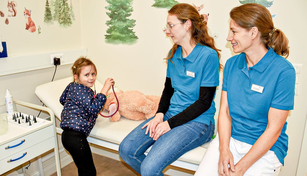 Beim Tag der offenen Tür gab es auch eine Teddy-Sprechstunde. Die beide Ärtzinnen, MVZ-Chefin Julia Stöcker (r.) und Dr. med. Caroline Lüllwitz schauen der fünfjährigen Mathilda-Lou bei der Untersuchung über die Schulter.