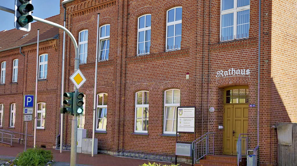 Drei Fahnenmasten stehen vor dem Jerichower Rathaus. An ihnen sollen bald permanent Flagen wehen.