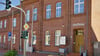 Drei Fahnenmasten stehen vor dem Jerichower Rathaus.  An ihnen sollen bald permanent Flagen wehen.