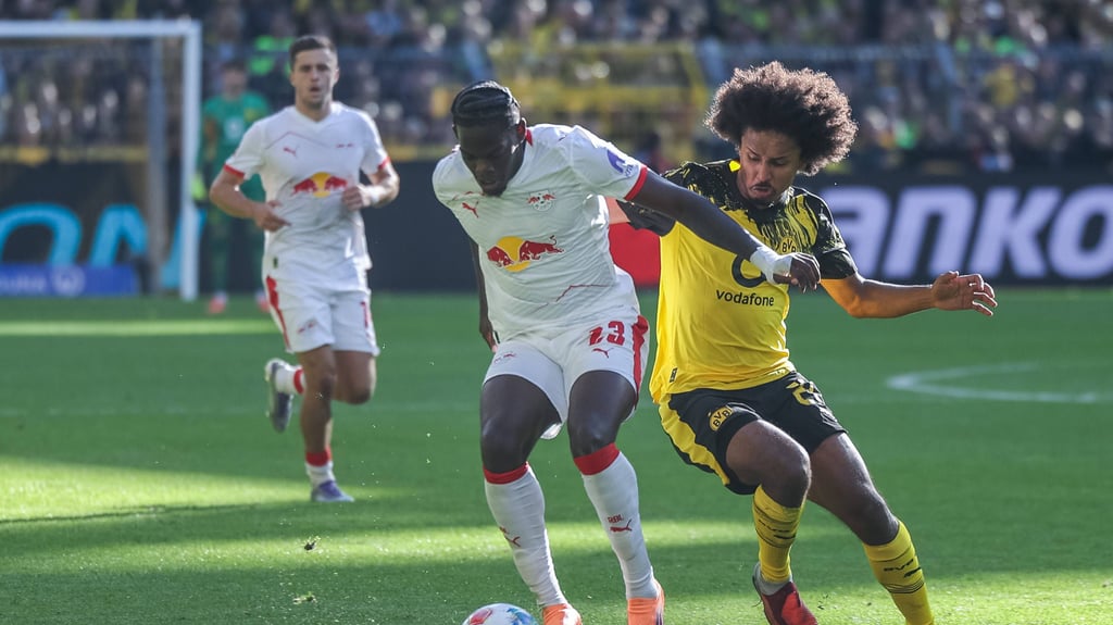 Castello Lukeba (l.) beim RB-Spiel in Dortmund im Zweikampf mit Karim Adeyemi.