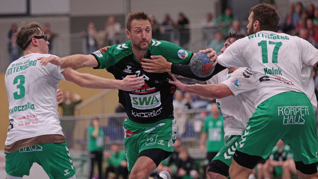Andreas Rojewski (Mitte) setzt sich kraftvoll gegen die Wittenberger Deckung durch. Der Routinier der Alligators behauptet den Ball trotz enger Bewachung.