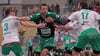 Andreas Rojewski (Mitte) setzt sich kraftvoll gegen die Wittenberger Deckung durch. Der Routinier der Alligators behauptet den Ball trotz enger Bewachung.