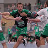 Andreas Rojewski (Mitte) setzt sich kraftvoll gegen die Wittenberger Deckung durch. Der Routinier der Alligators behauptet den Ball trotz enger Bewachung.