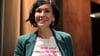 Noosha Aubel trägt ein T-Shirt mit der Aufschrift: „Wir sind Oberbürgermeisterin“.