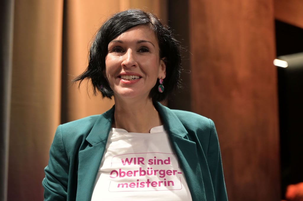 Noosha Aubel trägt ein T-Shirt mit der Aufschrift: „Wir sind Oberbürgermeisterin“.