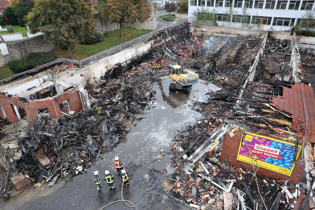 Nach einem Brand in einem Supermarkt in Osterode bleibt nur noch eine Ruine übrig.