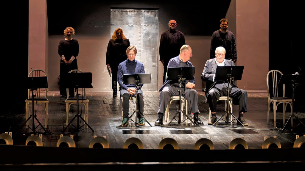 Es gilt das gesprochene Wort: Das Goethe-Theater Bad Lauchstädt präsentiert „Der zerbrochene Krug“. Vorn von links: Marek Harloff (Schreiber Licht), Peter Kurth (Dorfrichter Adam) und Thomas Thieme (Gerichtsrat)