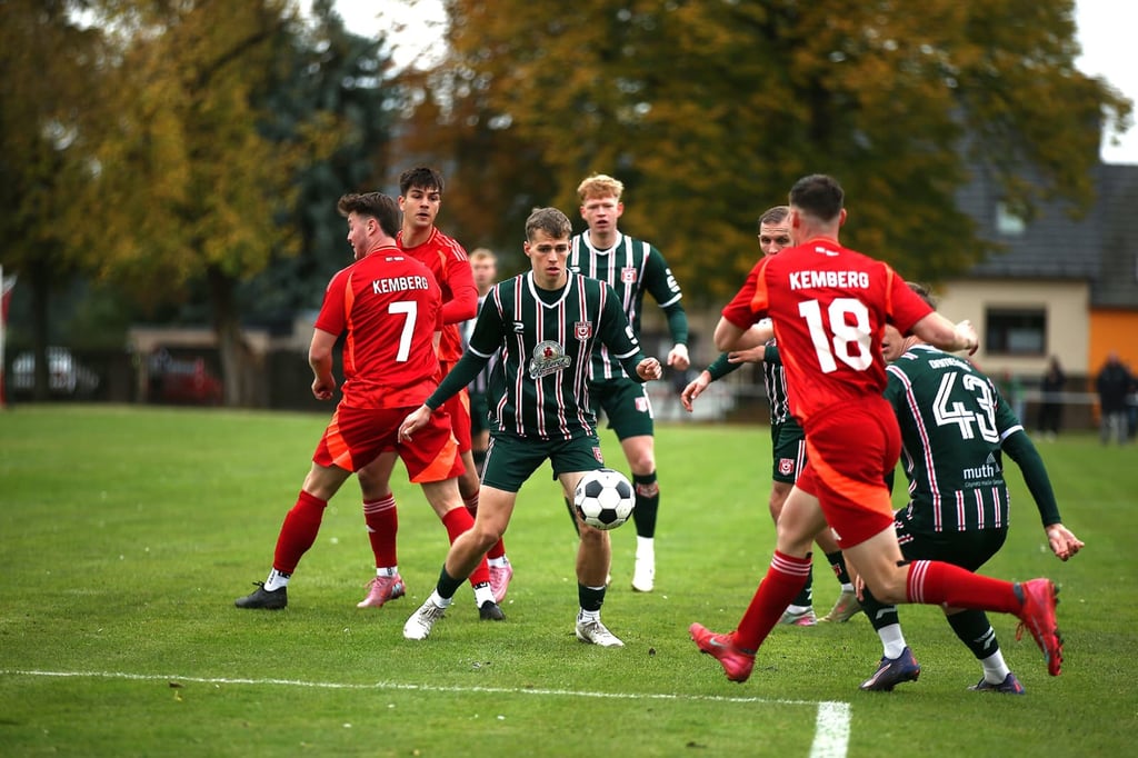 Felix Langhammer (M.) hat in Kemberg erstmals 90 Minuten für den HFC gespielt, kommt er auch in der Liga als Ersatz für Niklas Landgraf in Frage?