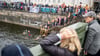Dutzende wagten sich bei herbstlichen Temperaturen in den Spreekanal, um gegen das Badeverbot in der Spree zu demonstrieren.