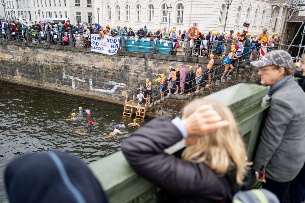 Dutzende wagten sich bei herbstlichen Temperaturen in den Spreekanal, um gegen das Badeverbot in der Spree zu demonstrieren.