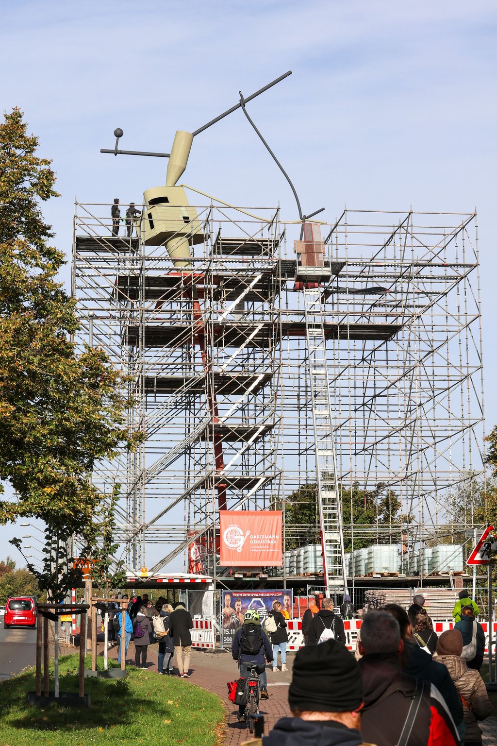 Die Skulptur "Für Daphne" des niederländischen Künstlers Auke de Vries auf der Friedensbrücke wird in den kommenden Wochen saniert.