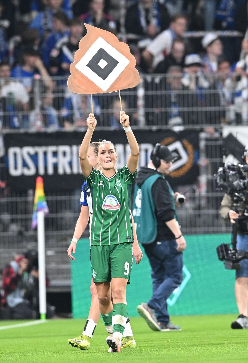 Werder-Spielerin Medina Desic hat sich öffentlich für diese Plakataktion nach dem Derby gegen den HSV entschuldigt.