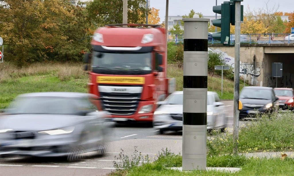Seit Juli ist die neue Blitzersäule am Rennbahnkreuz (B80) in Betrieb.
