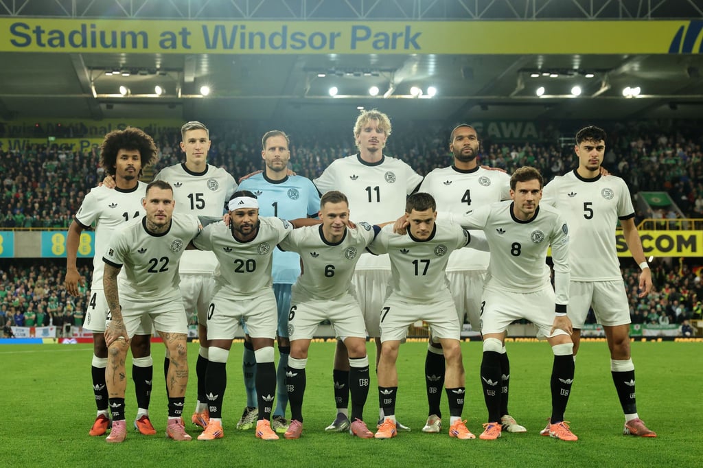 Die DFB-Elf stellt sich zum Team-Foto im Windsor Park.