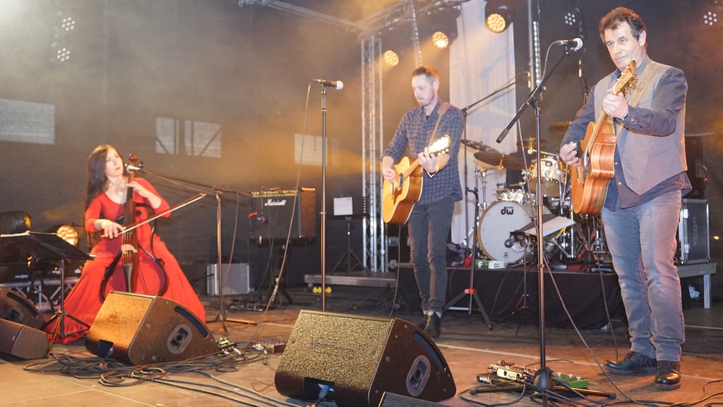 Marco Pernitzsch (.r.), hier selbst an der Gitarre, sucht mutige Künstler, die bei der Open-Stage-Veranstaltung der Awo Aktiv in Jerichow auftreten.