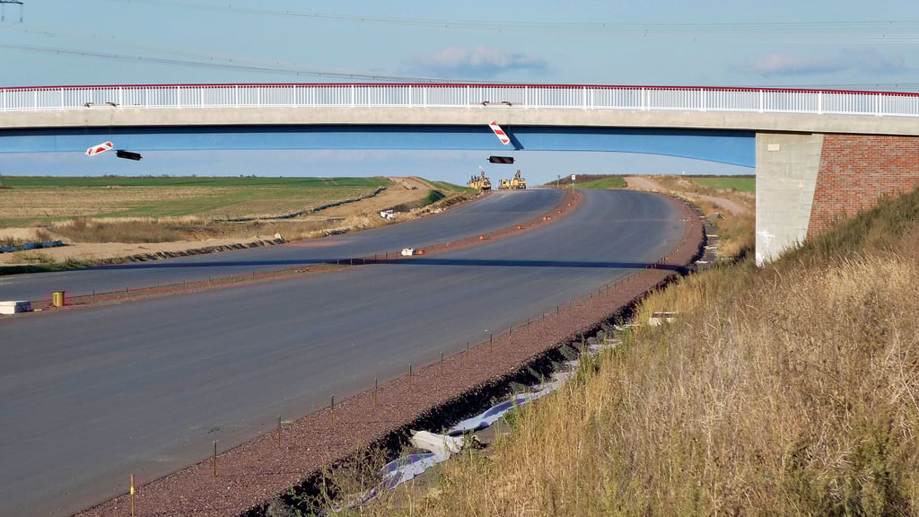 Es sieht schon nach Autobahn aus. Zwischen Lüderitz und Stendal-Süd wurde bereits die Asphaltschicht aufgebracht.