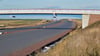 Es sieht schon nach Autobahn aus. Zwischen Lüderitz und Stendal-Süd wurde bereits die Asphaltschicht aufgebracht. 