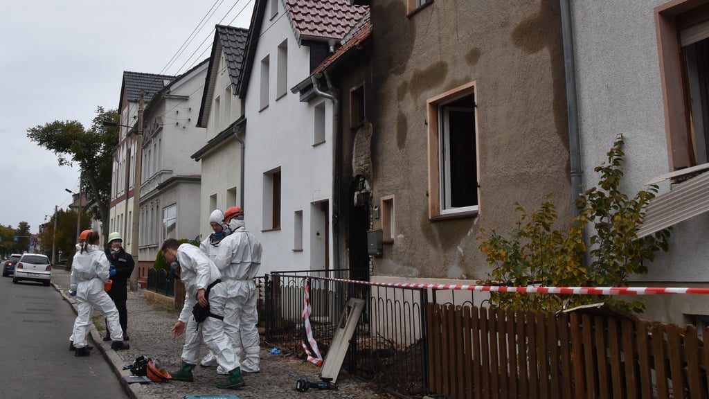Die Ermittler konzentrieren sich auf den Außenbereich des Hauses Nr. 47 am Jungfernstieg – vom Innenhof aus hatte sich das Feuer in beide Richtungen ausgebreitet.