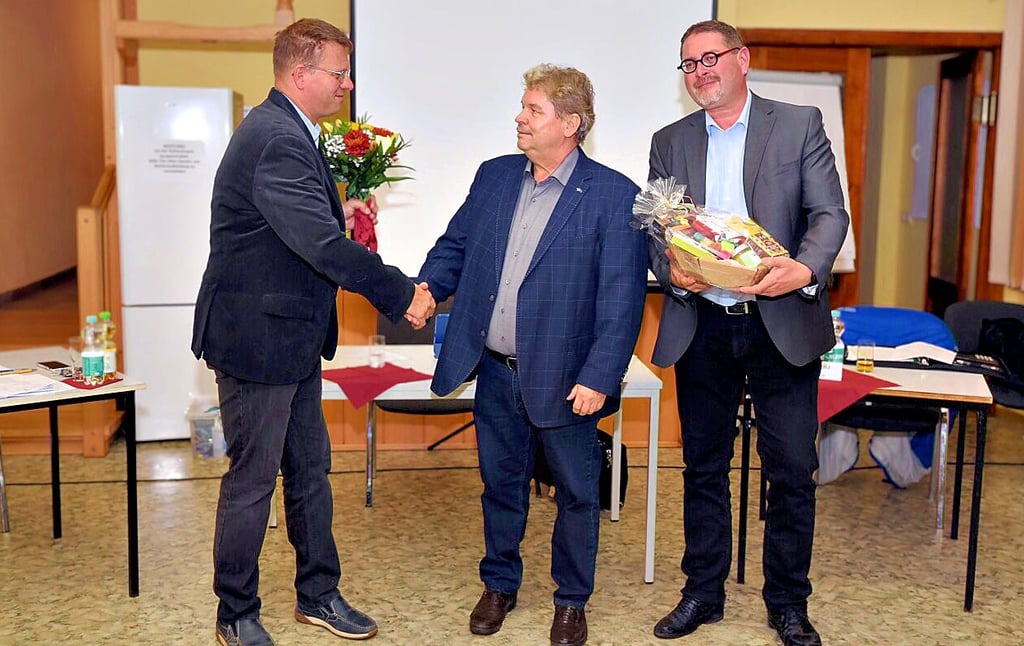Thomas Bösener (li.) übernimmt den Vorsitz des Gemeinderates und dankte Dietmar Krause für dessen Arbeit. Auch Bürgermeister Torsten Lorenz (re.) würdigte den jahrelangen Einsatz des CDU-Mannes für die Gemeinde.