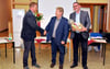 Thomas Bösener (li.) übernimmt den Vorsitz des Gemeinderates und dankte Dietmar Krause für dessen Arbeit. Auch Bürgermeister Torsten Lorenz (re.) würdigte den jahrelangen Einsatz des CDU-Mannes für die Gemeinde. 