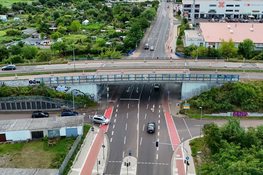 Die Stadt empfiehlt eine weiträumige Umfahrung über die A14. (Archivbild)