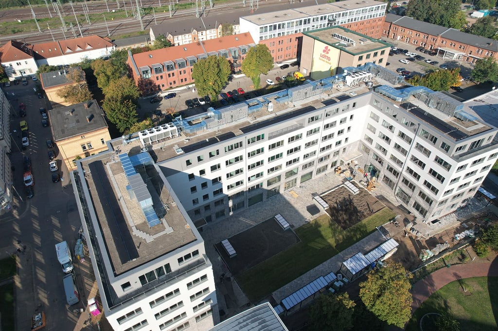 Blick auf das neue Verwaltungsgebäude der AOK in Magdeburg unweit des Hauptbahnhofs an der Mindenstraße/Stresemannstraße.