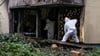 Das Feuer in der Erdgeschosswohnung hat große Schäden hinterlassen. Einsatzkräfte der Spurensicherung suchen nach der Ursache.