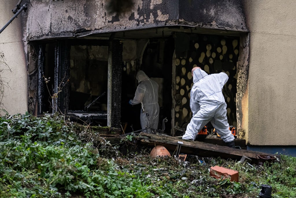 Das Feuer in der Erdgeschosswohnung hat große Schäden hinterlassen. Einsatzkräfte der Spurensicherung suchen nach der Ursache.