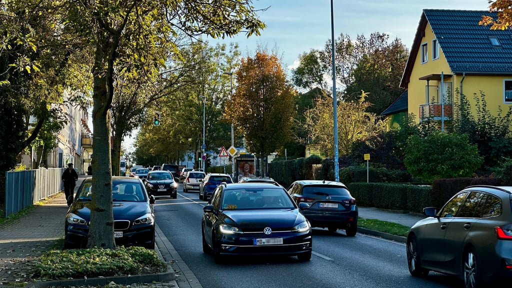 Die Blankenburger Straße in Magdeburg war am frühen Montagabend, 13. Oktober, so voller Autos wie selten.