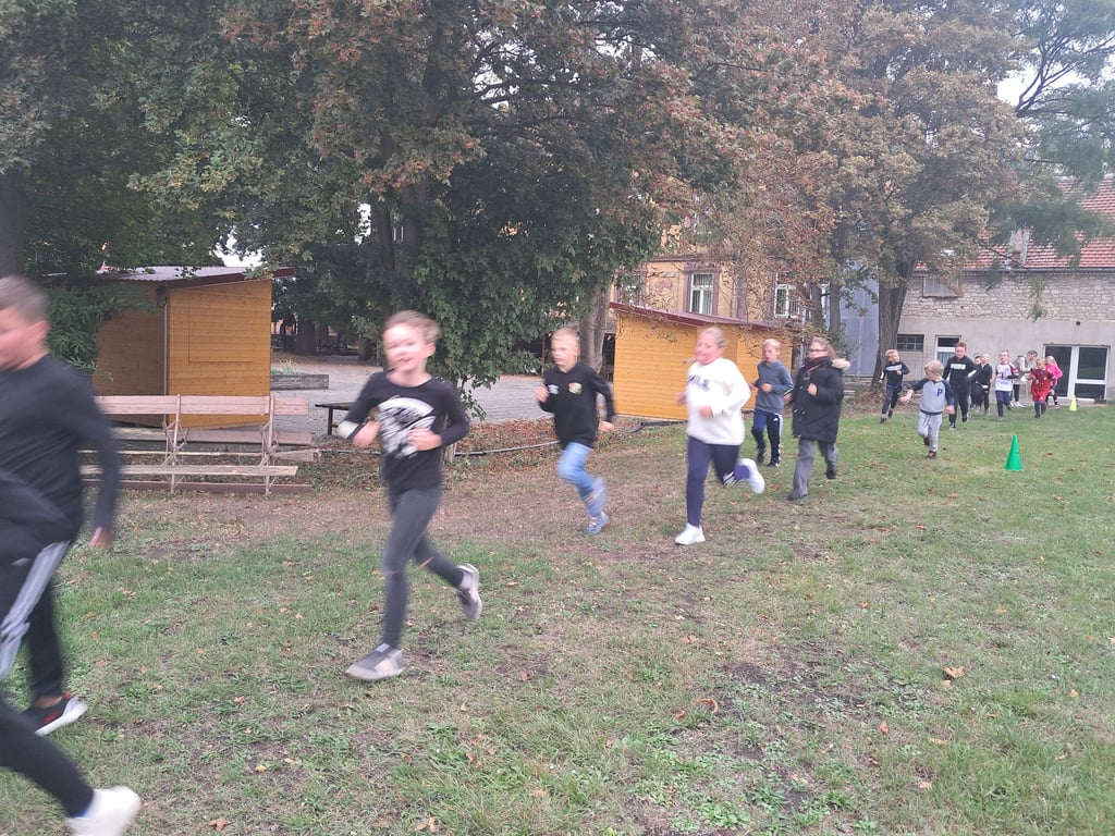 Die Grundschüler laufen für einen guten Zweck.