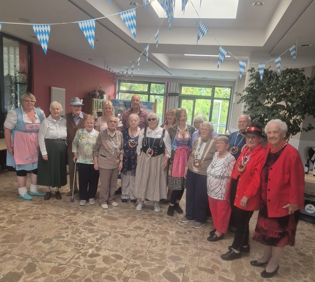 Mit den Bewohnern aus dem Marienweg feierte das Cornelius-Werk ein Oktoberfest.