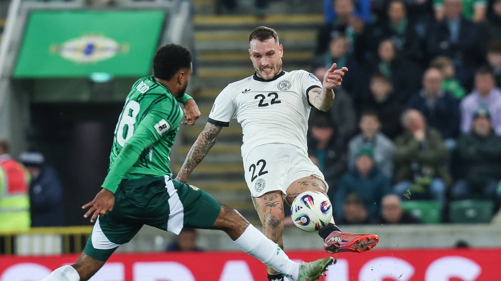 David Raum (r.) mit vollem Einsatz gegen Nordirland.