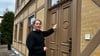 Puppentheater-Intendantin Sabine Schramm öffnet die Tür zum sanierten Kutscherhaus in Magdeburg.