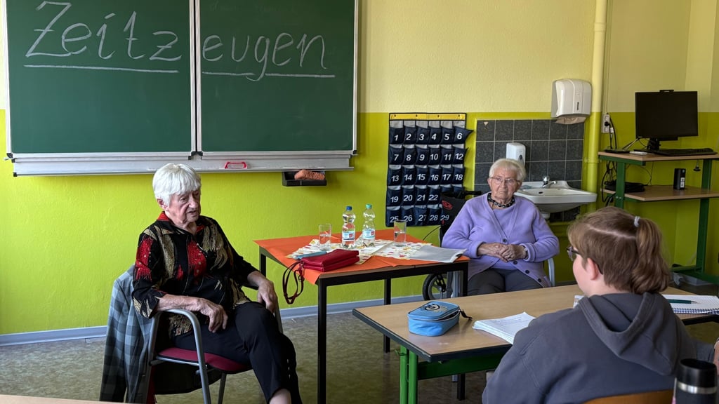 Eleonore Klein und Erna Neumann tauschen sich mit den Sekundarschülern aus Parey aus.