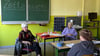 Eleonore Klein und Erna Neumann tauschen sich mit den Sekundarschülern aus Parey aus.