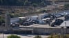 TV-Berichten zufolge fuhren erste Busse mit von Israel freigelassenen Palästinensern vom Ofer-Gefängnis bei Jerusalem ab.