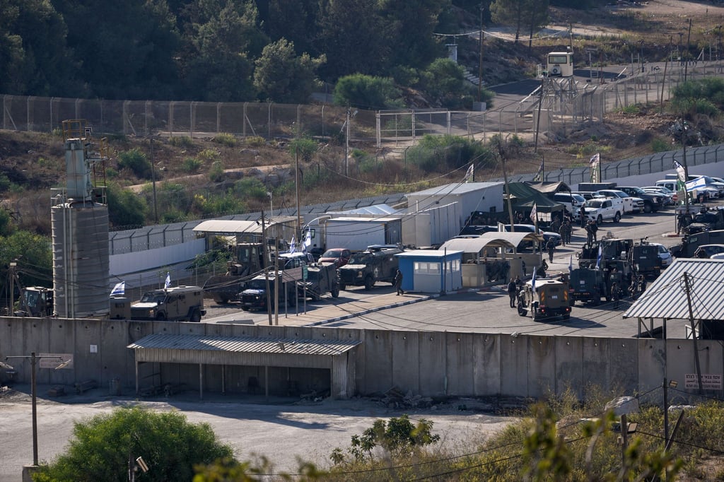 TV-Berichten zufolge fuhren erste Busse mit von Israel freigelassenen Palästinensern vom Ofer-Gefängnis bei Jerusalem ab.