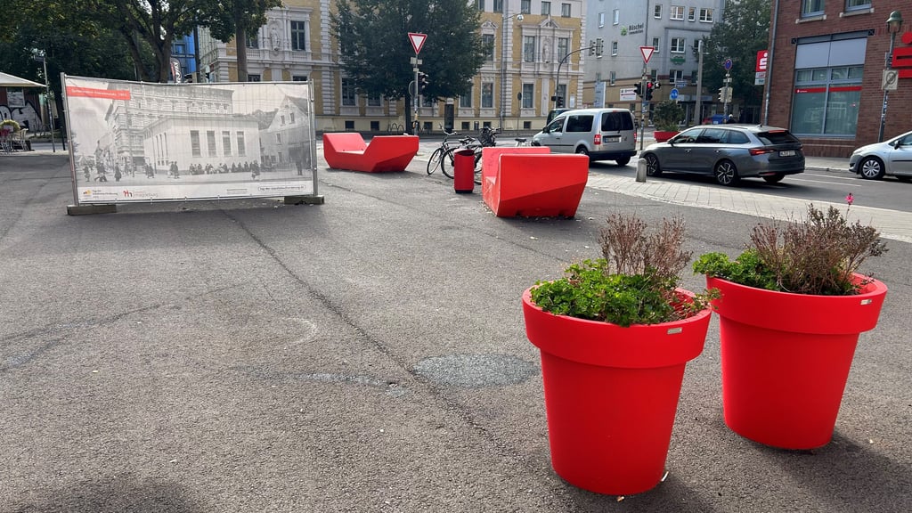Auf dem Eiskellerplatz stehen nun keine Sitzbänke mehr. 2026 wird der Platz in Magdeburg-Sudenburg umgestaltet.