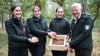 Julia Gleitner, (v.l.), Nicole Petschick, Valentina Lüning und Revierförster Horst Schulze zeigen, wie die Kästen für die Eichelhäher gefüllt werden.