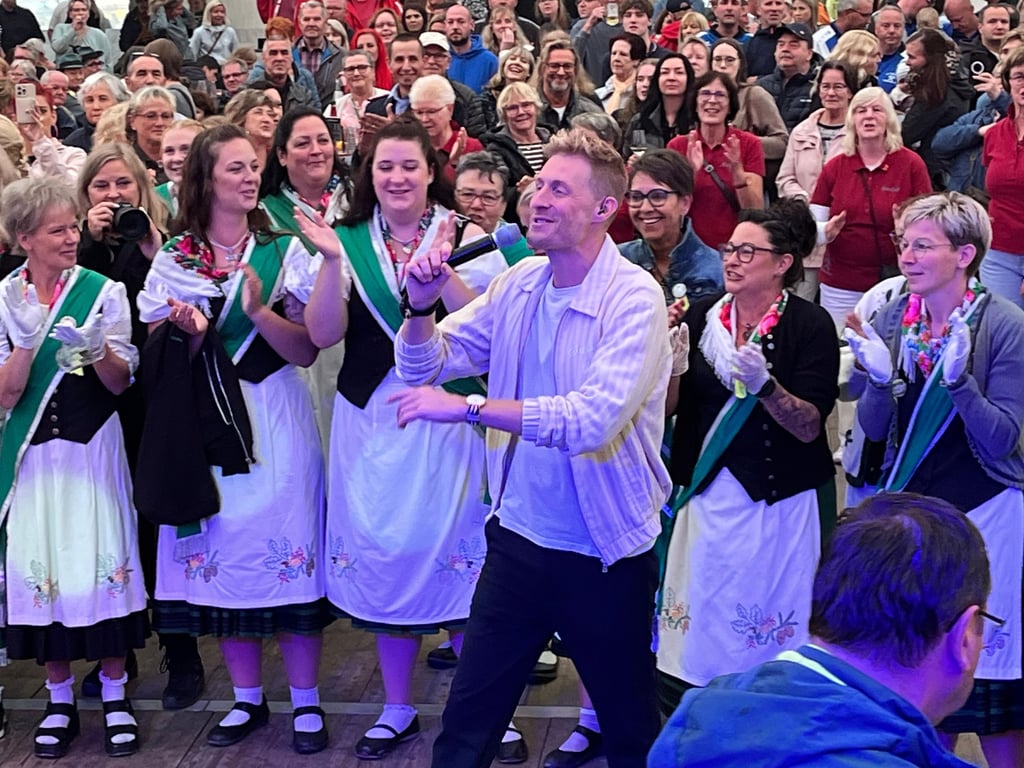 Schlagerstar Maxi Arland war bei seinem Auftritt am Sonntag, 3. August 2025, im großen Festzelt in der Hüttenröder Meine natürlich dicht umlagert. Er war der bekannteste und wohl auch teuerste Künstler, der beim Harzfest 2025 auftrat.