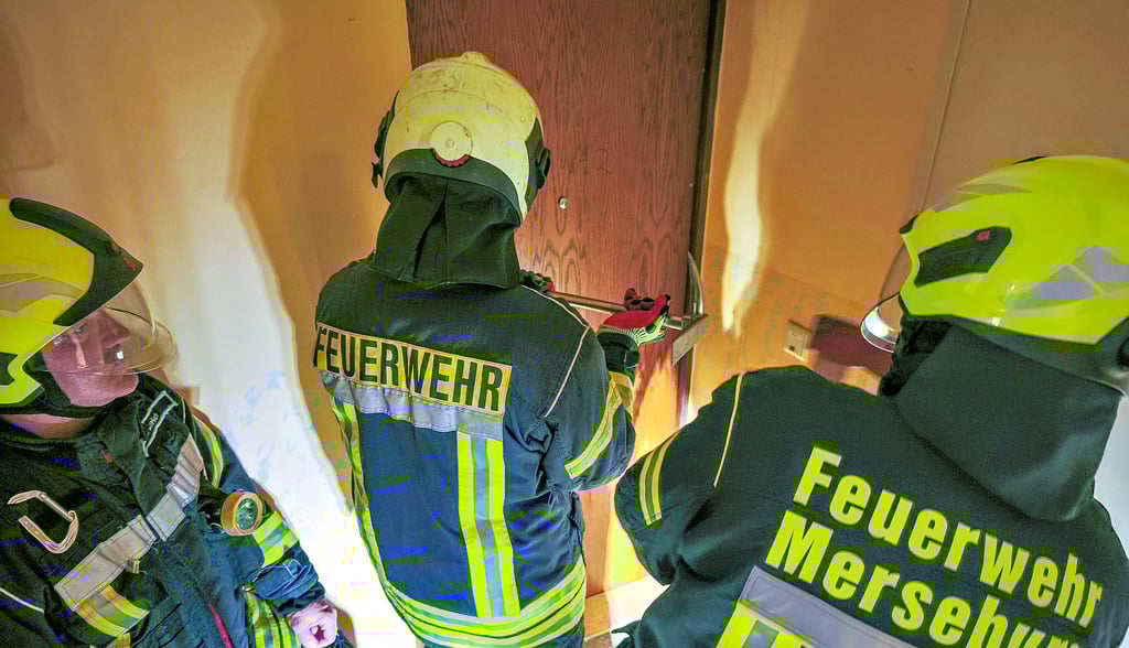 Türöffnungen gehören für die Kameraden zum Einsatzalltag. In einem leerstehenden Block können sie diverse Techniken üben. Hier: die gewaltsame.
